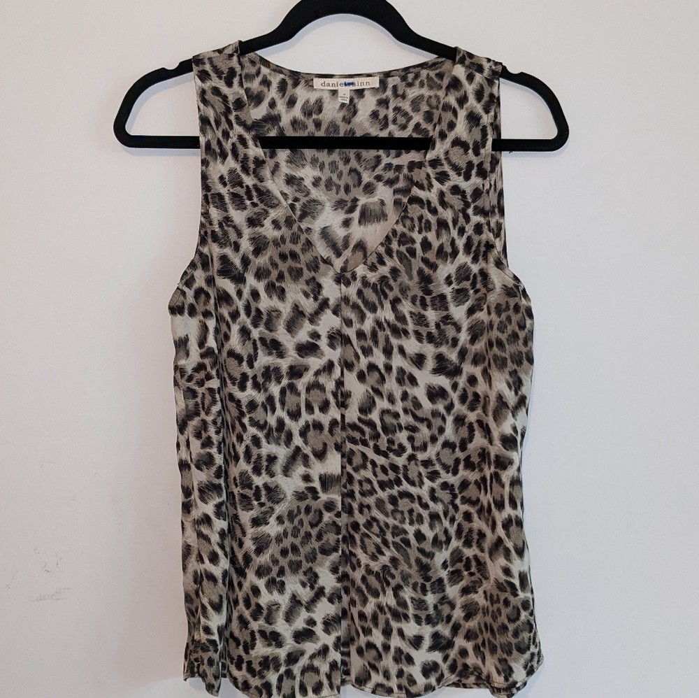 Daniel Rainn leopard print swing top (M)